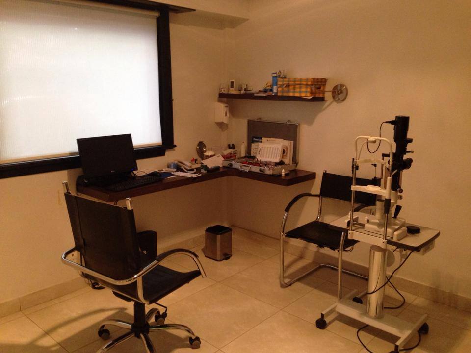 Consultorio oftalmologico equipado para atencion de pacientes