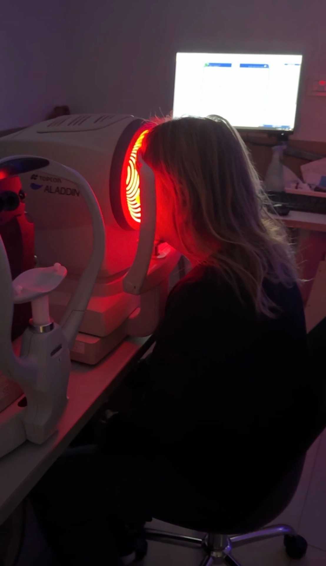 Paciente realizando un estudio oftalmologico con tecnologia diagnostica