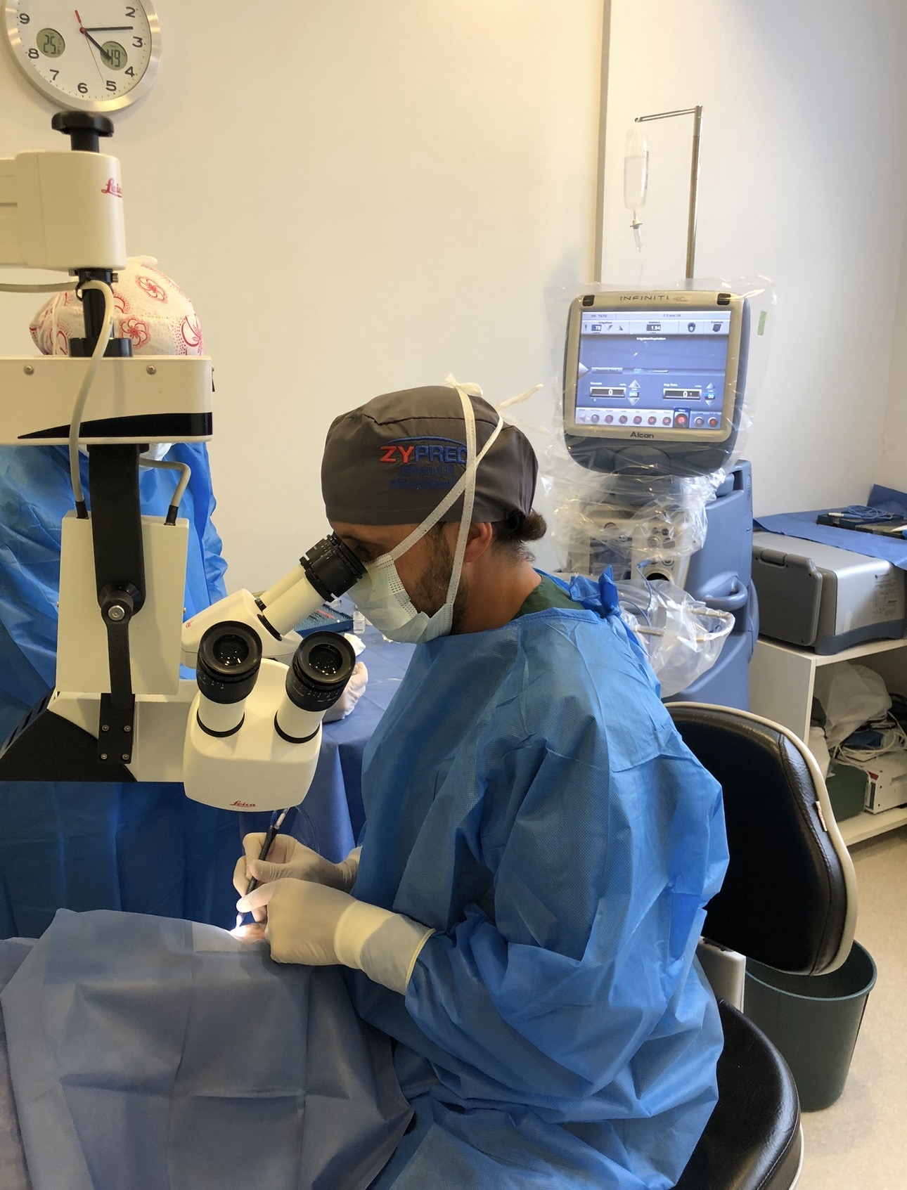 Profesional realizando procedimiento oftalmologico con microscopio
